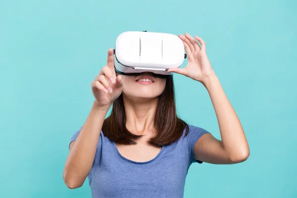 Donna che utilizza la realtà virtuale — Foto Stock