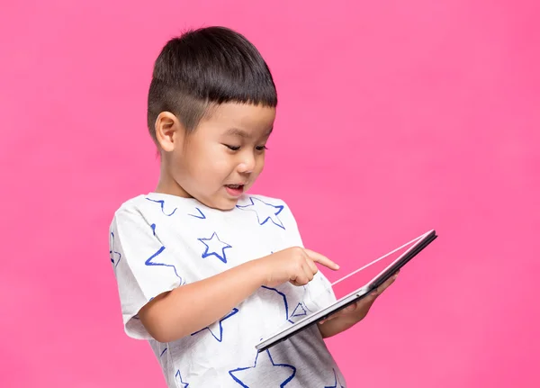 Bambino utilizzando computer tablet digitale — Foto Stock