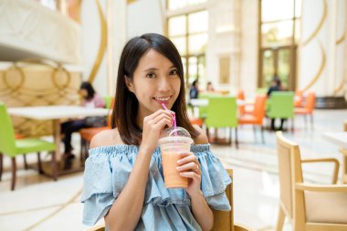 Meyve suyu içen kadın