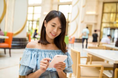 Kadın telefonda okuma