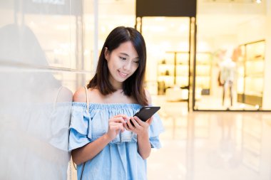 Cep telefonundan mesaj gönderen kadın