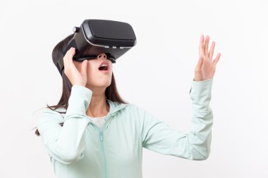 VR aygıtı kullanan kadın