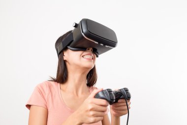 Sanal gerçeklik ile oyun oynayan kadın  