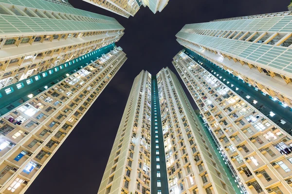 Immeubles dans le ciel la nuit — Photo