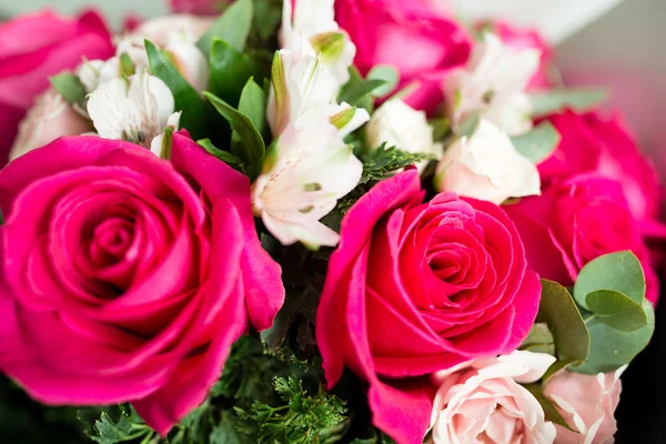 Ramo de rosas rojas y blancas — Foto de Stock