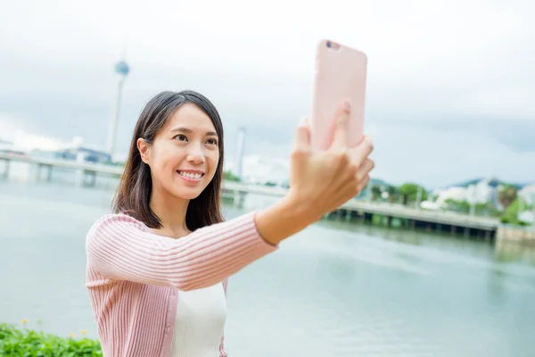 Nő csinál szelfi mobiltelefonnal — Stock Fotó