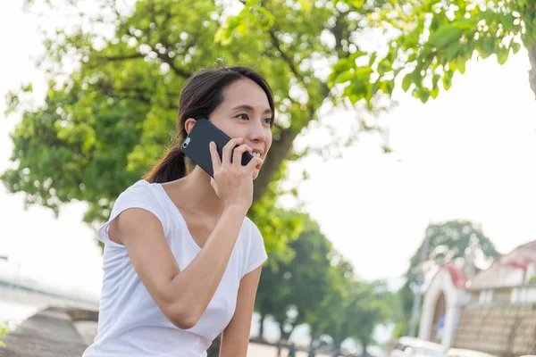 Donna che parla al telefono cellulare nel parco — Foto Stock