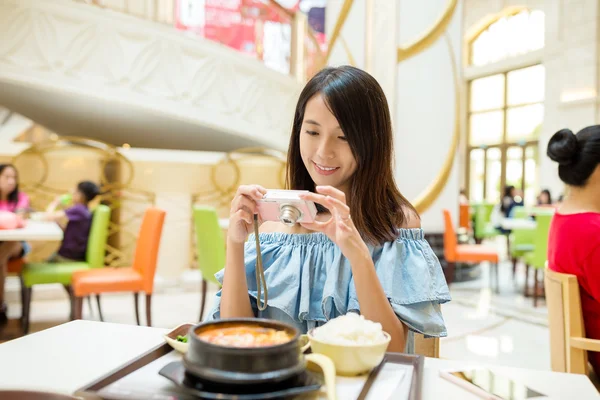 Mujer tomando fotos en cámara digital antes de comer — Foto de Stock