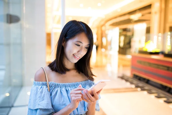 Mujer enviando SMS en el teléfono móvil —  Fotos de Stock