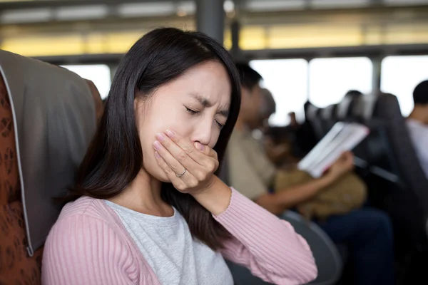 Vrouw lijden zeeziek op boot — Stockfoto