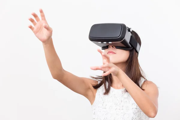 Donna che guarda con realtà virtuale — Foto Stock
