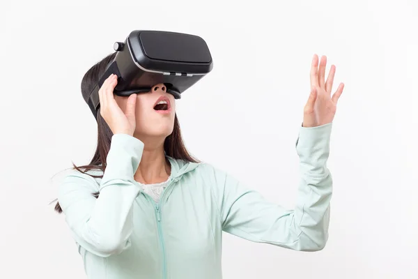 Donna che utilizza il dispositivo vr — Foto Stock