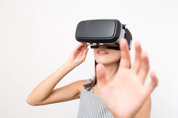 Mujer mirando a través de dispositivo VR —  Fotos de Stock