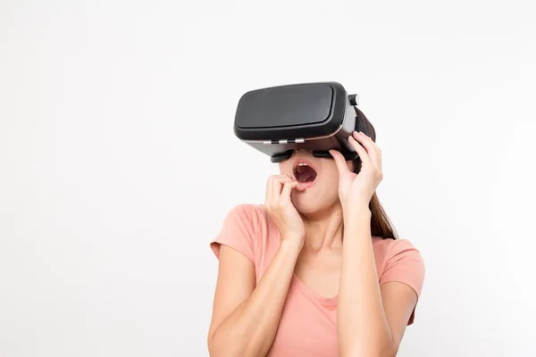 Experiencia de mujer con dispositivo VR —  Fotos de Stock