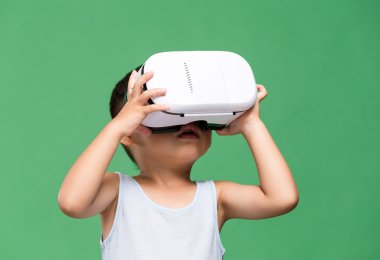 Küçük oğlu ile sanal gerçeklik izlerken