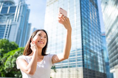 Selfie ayırdığınız için cep telefonu kullanan kadın