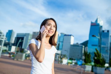 Kadın cep telefonuyla konuşuyor.