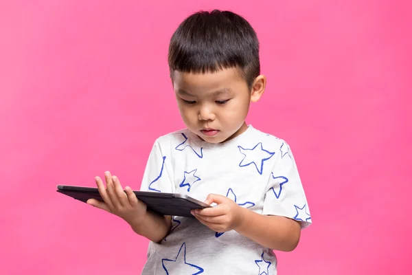 Pojke med digital tablett dator — Stockfoto