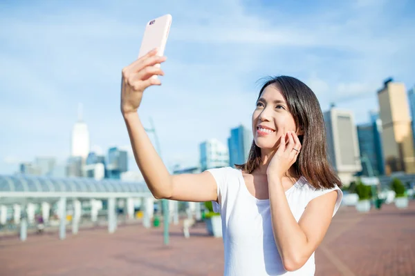 Kobieta, biorąc selfie przez telefon komórkowy — Zdjęcie stockowe