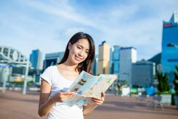 Женщина читает на бумажной карте — стоковое фото