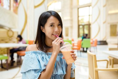 Kadın içecekler meyve suyu