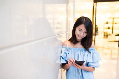 cep telefonuna SMS göndermek kadın