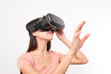 VR aygıtla izlerken kadın
