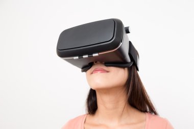 VR aygıtı aracılığıyla arayan kadın