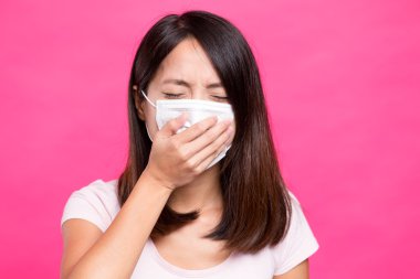 Kadın öksürük ve el ile kapak