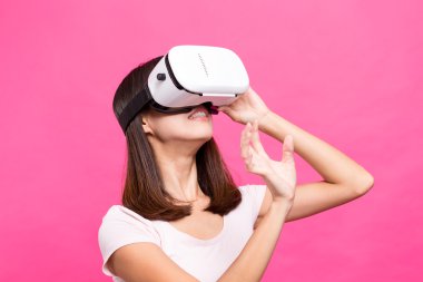 VR aygıt ile oynayan kadın