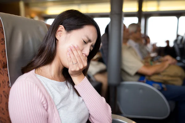 女人在船上感觉不舒服 — 图库照片