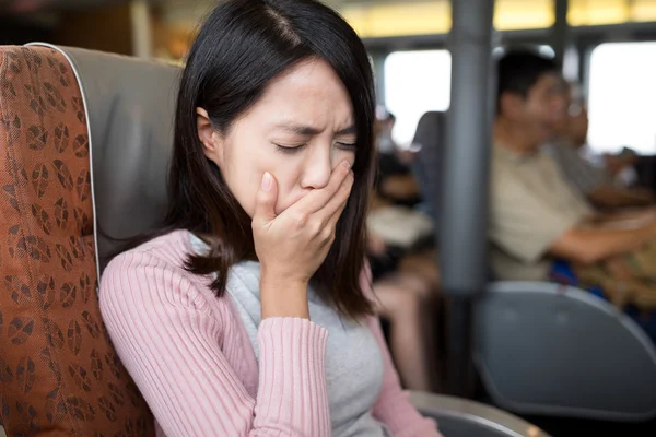 Vrouw gevoel ziek op schip — Stockfoto