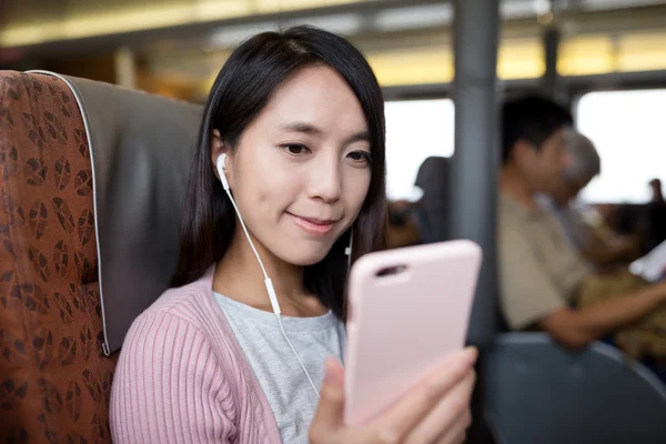 Жінка слухати музику по мобільному телефону — стокове фото