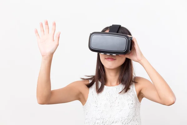 Woman experience with virtual reality — Stock Photo, Image