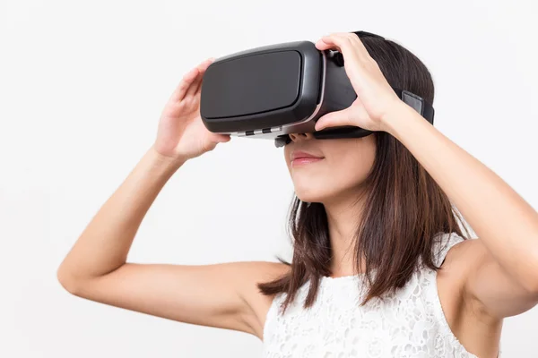 Nő figyeli a virtuális valóság — Stock Fotó