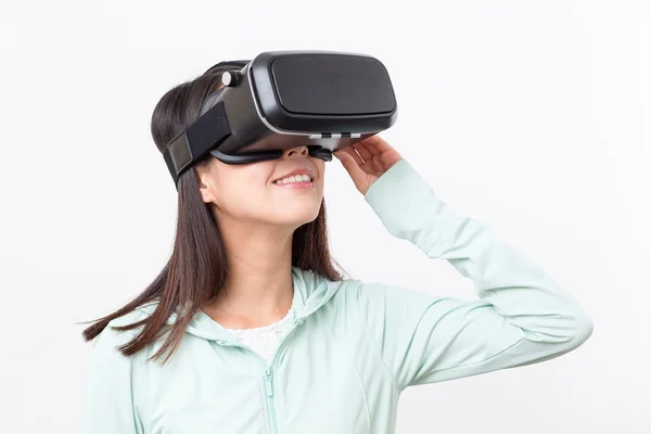 Kobieta, patrząc przez wirtualnej rzeczywistości — Zdjęcie stockowe