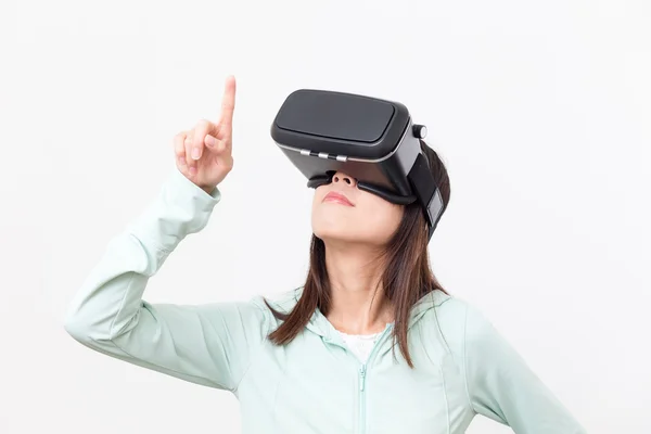 Donna che guarda attraverso il dispositivo VR — Foto Stock