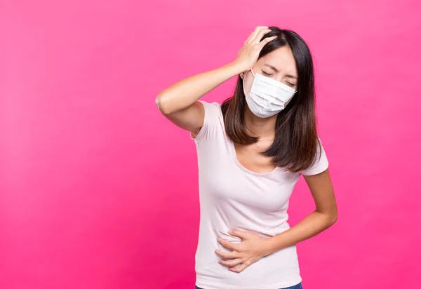 Mujer enferma usando mascarilla facial — Foto de Stock