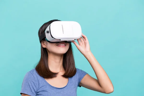 Mulher assistindo com realidade virtual — Fotografia de Stock