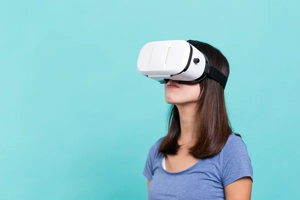 Жінка дивиться з віртуальною реальністю — стокове фото
