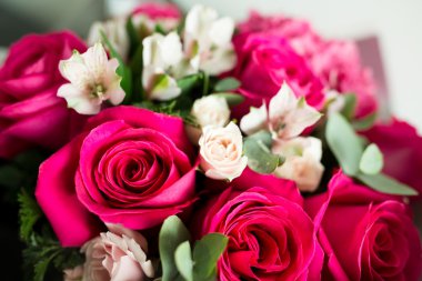 Kırmızı ve beyaz gül buketi 