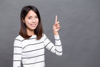 kadın gösteren parmak noktası