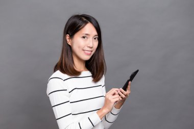 Cep telefonu kullanan kadın