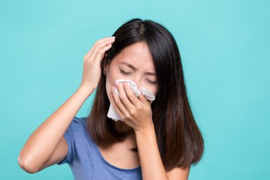 Kadın hasta hissediyor ve baş ağrısı