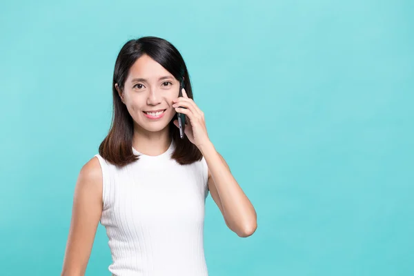 Woman talking to cellphone — Stock Photo, Image
