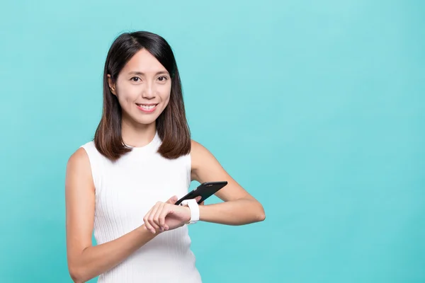 Woman using smart phone to connect with cellphone — Stock Photo, Image