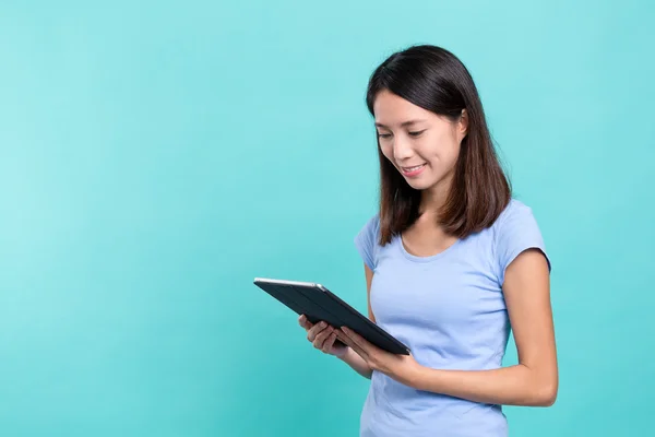 Mulher usando computador tablet digital — Fotografia de Stock