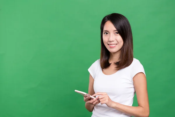 Woman using mobile phone — Stock Photo, Image