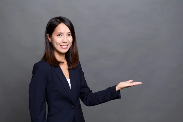 Geschäftsfrau zeigt Handfläche — Stockfoto