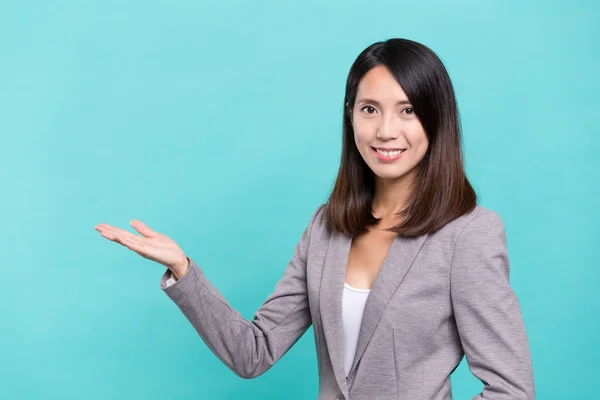 Empresária mostrando palma da mão — Fotografia de Stock